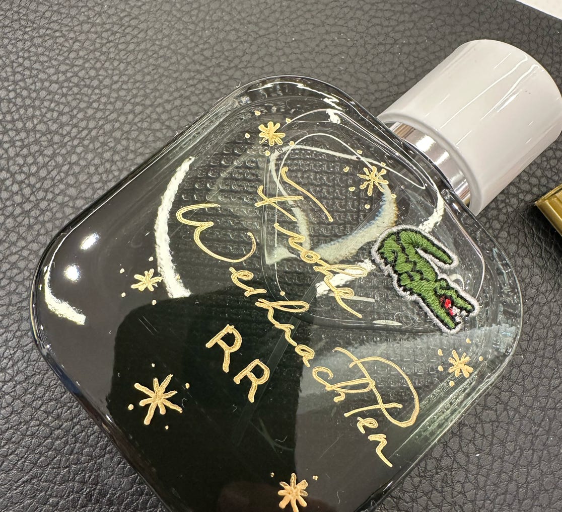 Handgeschriebene Texte und kleine Botschaften auf Duft Glasflaschen