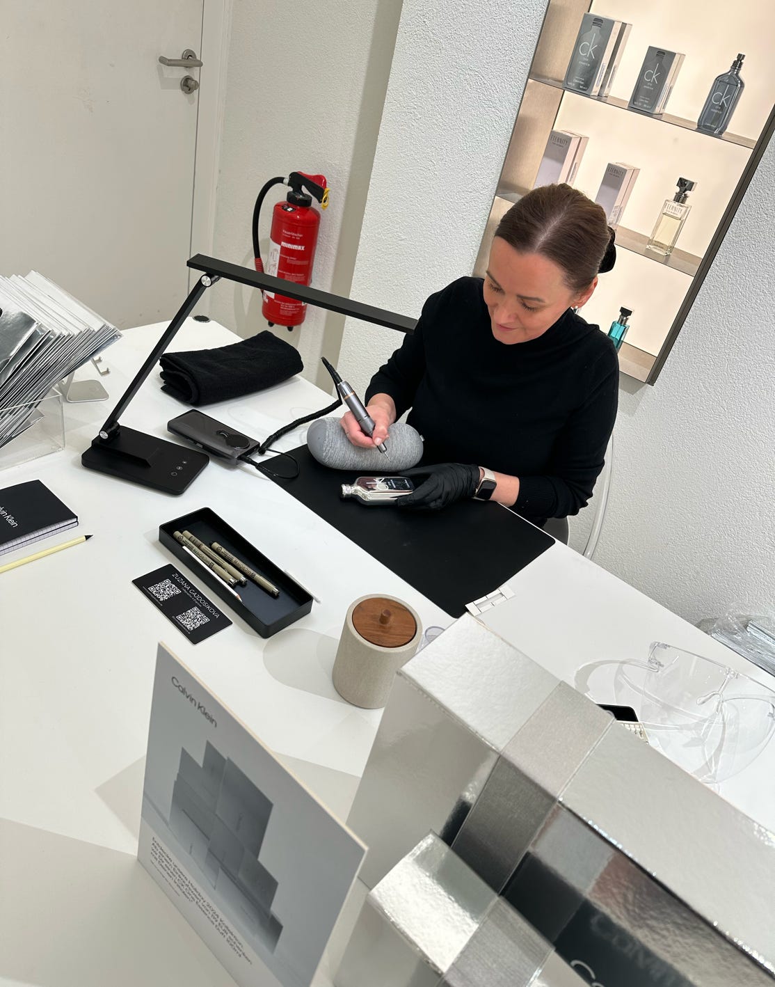 Live Event Hand Gravur auf Parfümflaschen, Live vor Ort Gravur