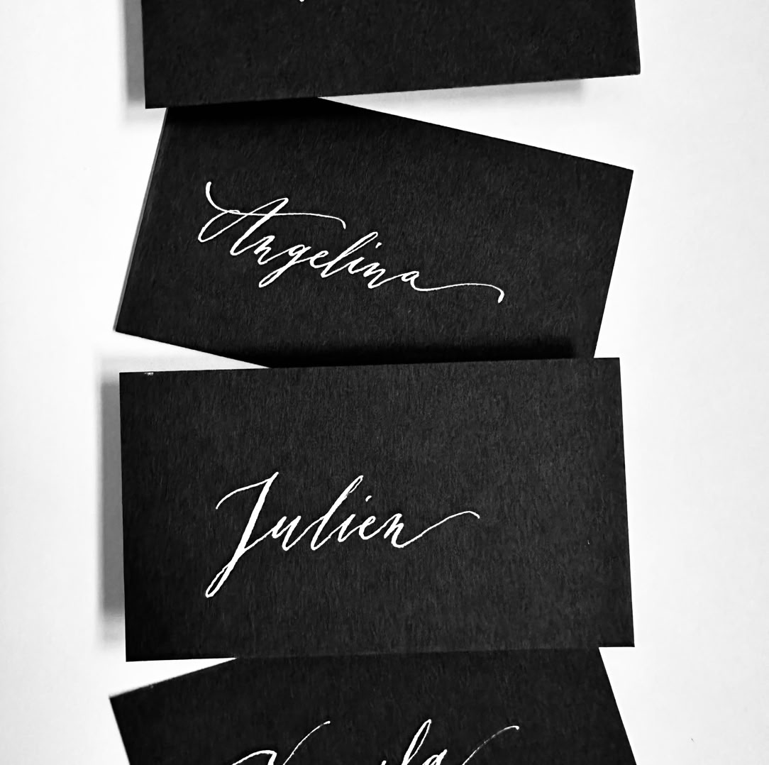 personalisierte und kalligraphierte namenskarten mit bleistift