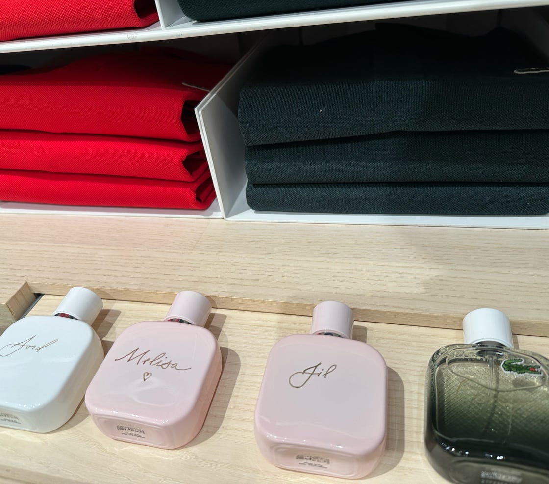 Personalisierte Duftflaschen mit Namen. Beschriftung und Personalisierung von Parfümflaschen. 