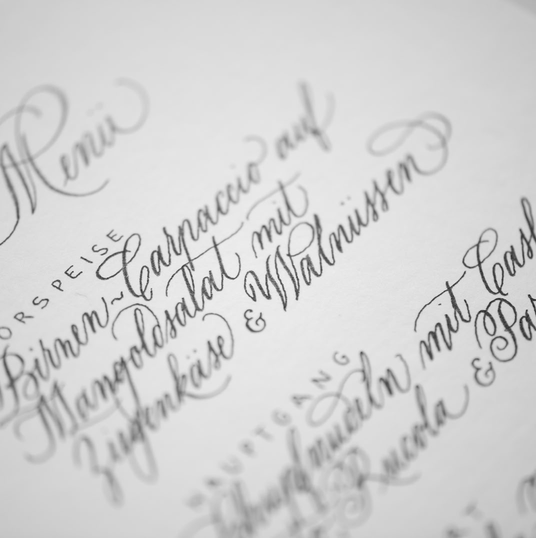 handgeschriebene Menuekarte, verschnoerkelte Kalligraphie