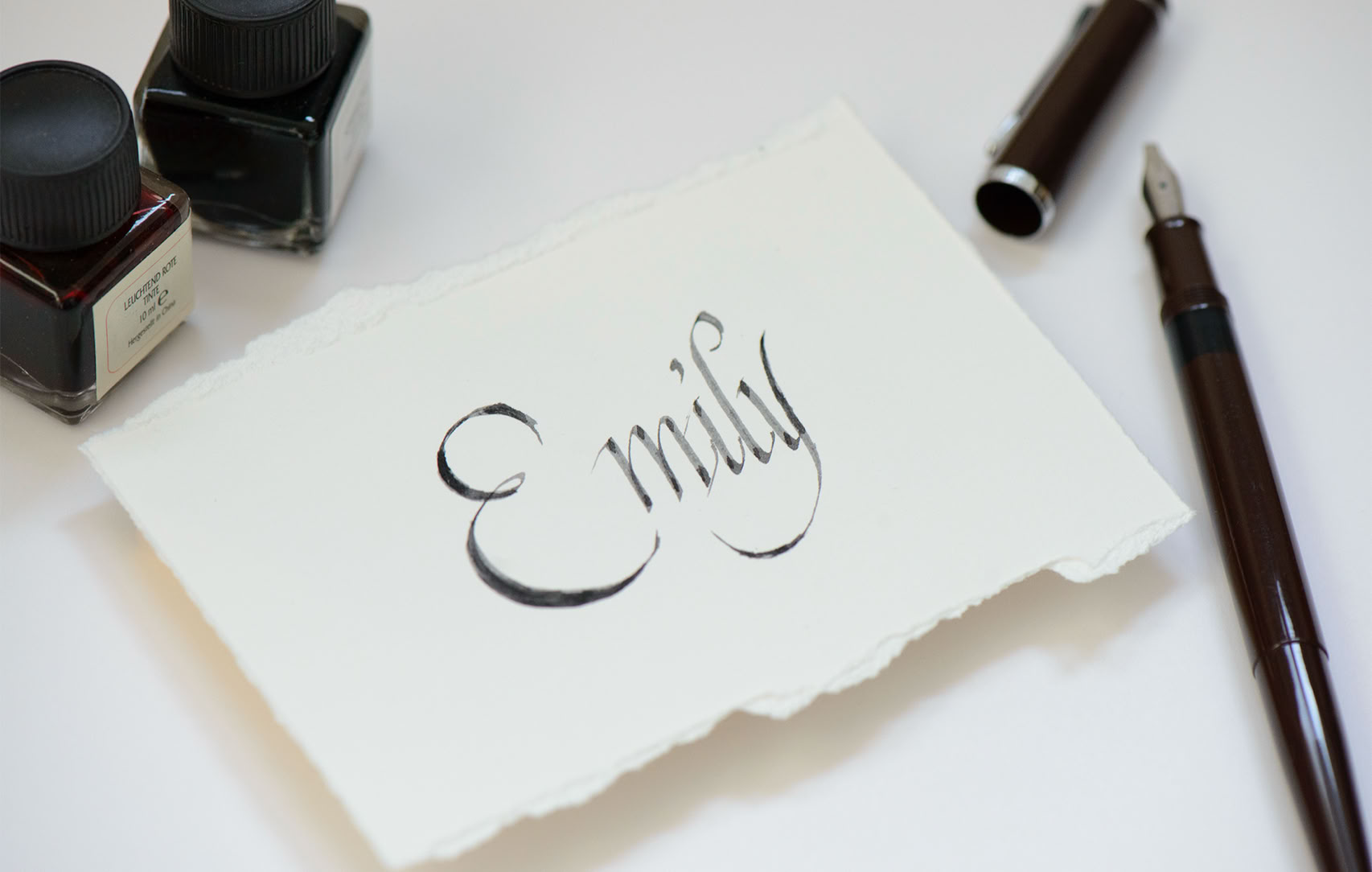 Handgeschriebene Namenskarten, kalligraphierte Platzkarten, handgeschriebene Karten für Event, kalligraphierte Namenskarten für Hochzeit, italic calligraphy for namecards, handwritten namecards, calligraphed placecards, placecards for live event, calligraphed cards for brand activation, 