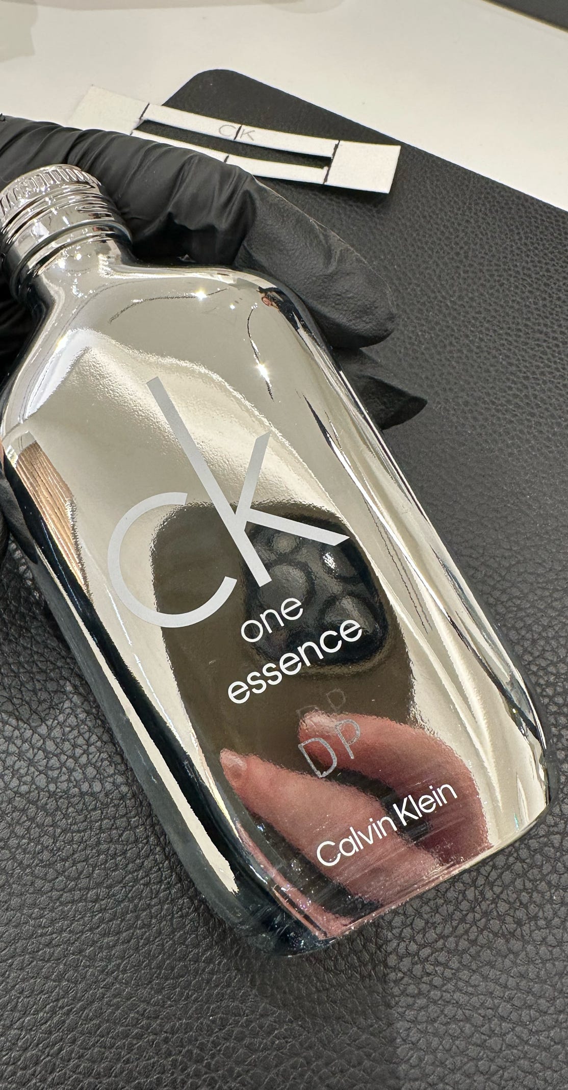 Handgravierte Parfümflaschen