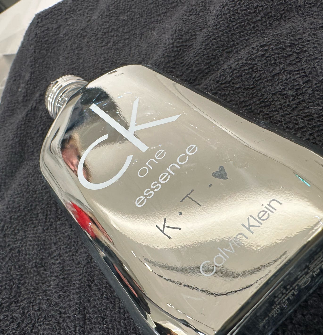 Handgravierte und personalisierte Glasflaschen, Glasgravur direkt live vor Ort