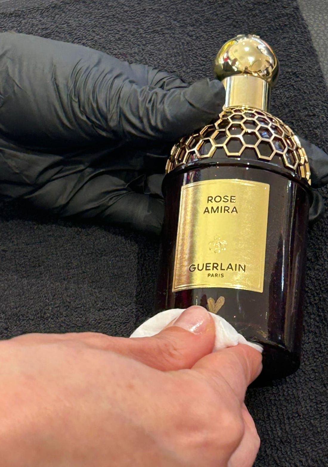 Handgravur auf Parfümflakons