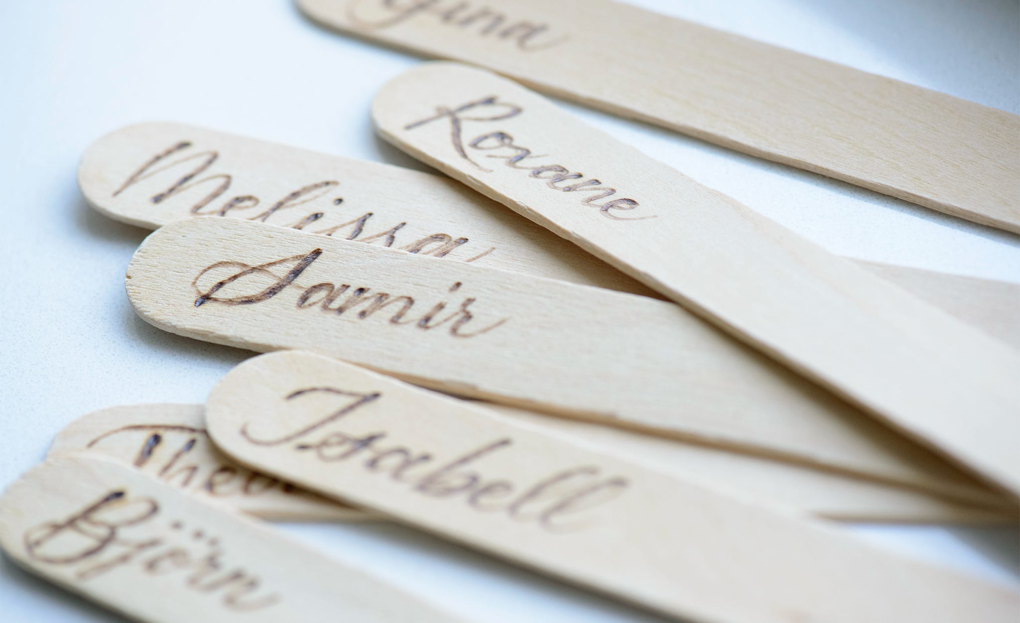 Handgeschriebene Namen mit heissem Stift auf Holz, Kalligraphie auf Holz, Personalisierte Namenskarten aus Holz