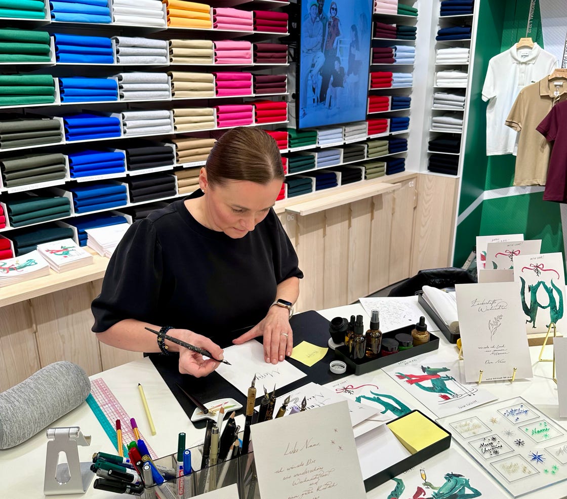 Kalligraphierte Weihnachtskarten mit Spitzfeder und Tinte direkt vor den Kunden