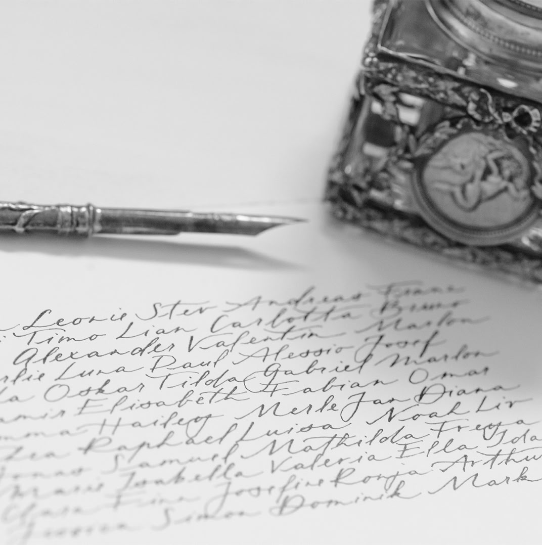 Kalligraphierte Briefe und Karten mit feiner und eleganter Schriftart